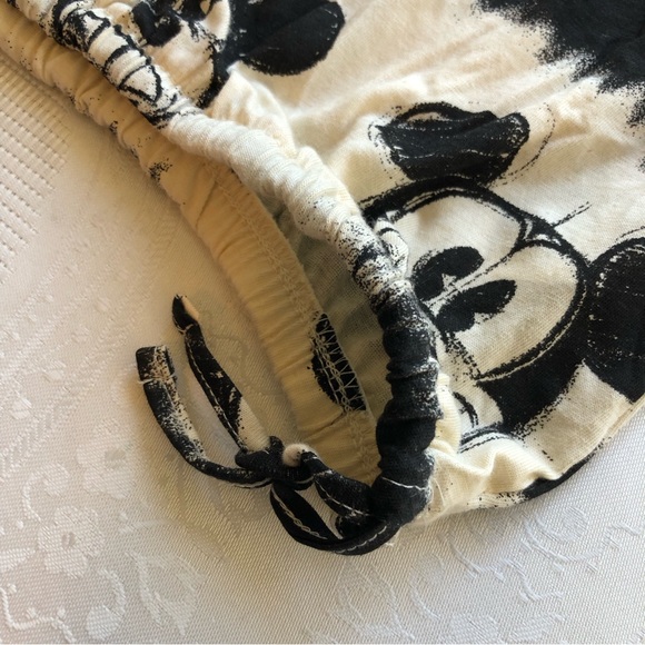 H&M Disney Mickey Mouse Black/Cream Graphics Cropped Shirt Girls Size 8-10 Top - Picture 9 of 15